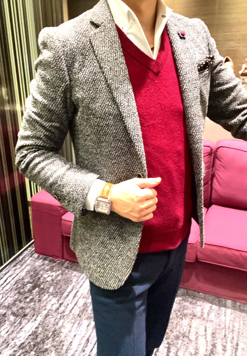 k51_com's tweet photo. 【本日のコーデ2025/2/5】
ナルシストで自撮りしてるわけではありません(^^;;
SNSで僕の普段のコーデを色々見せて欲しいといリクエストがあったので定期的に投稿していきます！
ファッションは「to me」ではなく「for you」。
自分が着たいものを着るのではなく相手や場所に合わせて装う。

①コート＆ジャケット
・ツイード素材のコート
・ジャケットはニット素材で質感◎
コートの裏地はワインレッド
・ジャケットの裏地はドット柄
・裏地とチーフは同柄
・ブートニエールでワンピントアクセント
・コートとジャケットの色は合わせるタイプ

②インナー
・ワインレッドのＶネックニット
・今期はレイヤード(重ね着)を積極的に取り入れたい

③スラックス
・ジェイドグリーンでお気に入りの色
・ワインレッドとジェイドグリーンの合わせは◎
・起毛素材でニットジャケットとの素材感とのバランス◎
・クリースが取れやすい素材なのでクリースにステッチを施している

④靴下
・マッキントッシュの靴下でグリーンのペイズリー柄が可愛い
・靴下は靴の色と合わせて柄の色はスラックスの色を拾ってあげると足元も綺麗にまとまる

⑤小物
この全体コーデだと小物はブラックよりもブラウンでまとめたいかな！

今日は色使いが少し多めで素材感のあるアイテムを意識してまとめてみました。
ご参考までに。。。

@k51_international 
--------------------------------------------
#k51インターナショナル 
#スーツ好きな人と繋がりたい 
#オーダースーツ 
#オーダーメイドスーツ 
#オーダースーツ東京 
#オーダージャケット 
#ビジネスコーデ 
#ビジネススタイル 
#ビジネスファッション 
#ビジネススーツ 
#ビジネスカジュアル 
#大人ファッション 
#ビジネスマナー 
#スーツマナー
