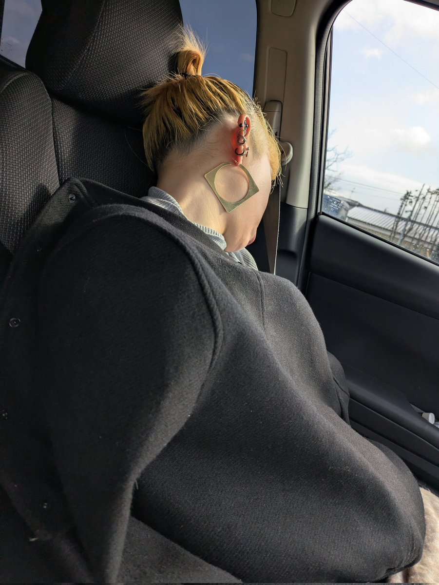sheepp555's tweet photo. 初詣、3年ぶりに行く。防寒が緩すぎて友人に色々と言われたが無視して無事に年を明ける事が出来ました。で、1日置いてから再会し、IKEA集合のランチ。 https://t.co/JDJtladfjU