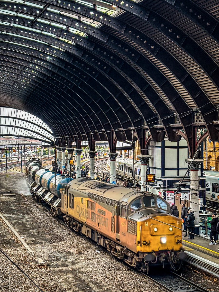 miles_chains's tweet image. Saturday 7th December 2024, and the final time I captured the RHTT for the season. A great pairing that provided much entertainment.
37254 ‘Cardiff Canton’ and 37116 head through platform 5 with 3J51. #Class37 #Tractor #RHTT #York #ColasRailfreight