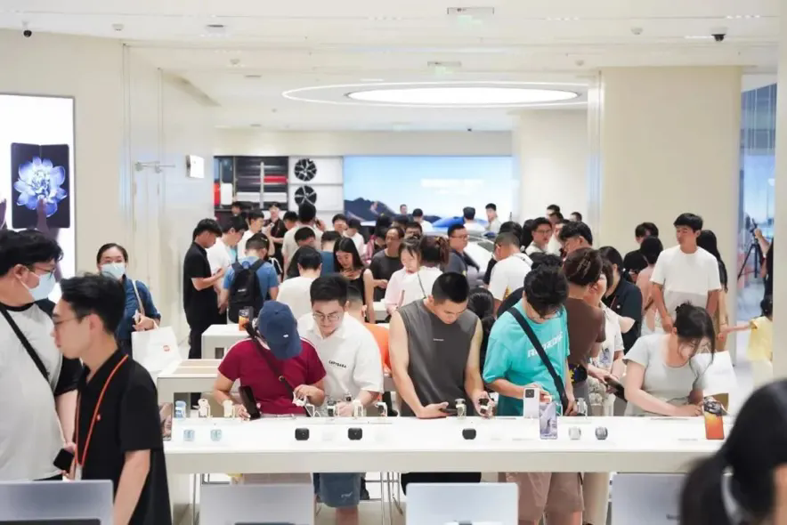 OpticsValleyCN's tweet photo. #OVC #retail surges! In 2024, #EV retail sales hit ¥15 billion ($2.1 billion), surpassing previous records with a remarkable 88.8% growth. OVC's wholesale & retail sales growth ranked No 1 in Wuhan! #OVCBiz https://t.co/G6zDkjyAU6
