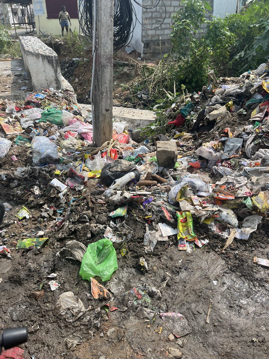 krish_nas's tweet photo. @collectoratedgl  this is taken from NGO Colony, Dindigul, near ulavar sandhai, the drinking water pipe is located at the centre of garbage and it’s broken too.. not sure we still can drink that water ? After seeing that - could you take an action to fix that asap please https://t.co/61VOOMRUt1