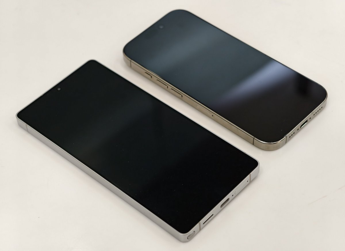 sondesix's tweet image. The anti-reflective display on the Galaxy S25 Ultra looks absolutely amazing.

Left: Galaxy S25 Ultra
Right: iPhone 16 Pro