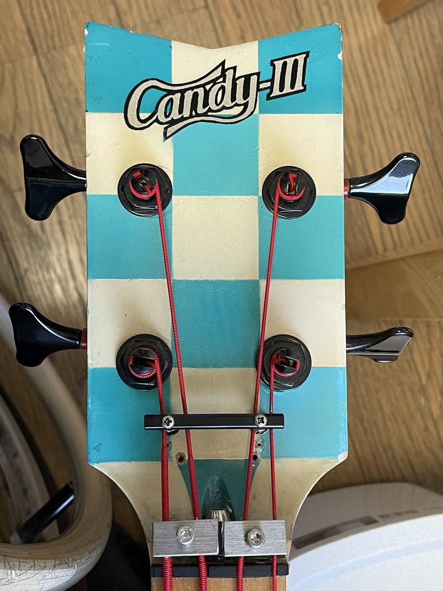 CandyBass0212's tweet photo. 自作のロックナットにしたため、六角レンチをよく使う訳で。
レンチホルダーを付けました。
ヘッドを塗装し直さなきゃ。
#自作ベース
#ロックナット https://t.co/4jz9cvqOWc