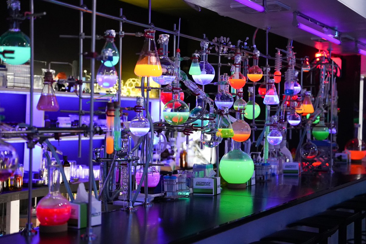 この前ね，WBのハリーポッターのテーマパーク行ったのよ

そしたらさフードコートのところで
既視感すぎて一気に現実(仕事モード)に戻されてさ

これは…もう……

ちなみにすっごく楽しかった(仕事モード)
(◍•ᴗ•◍)