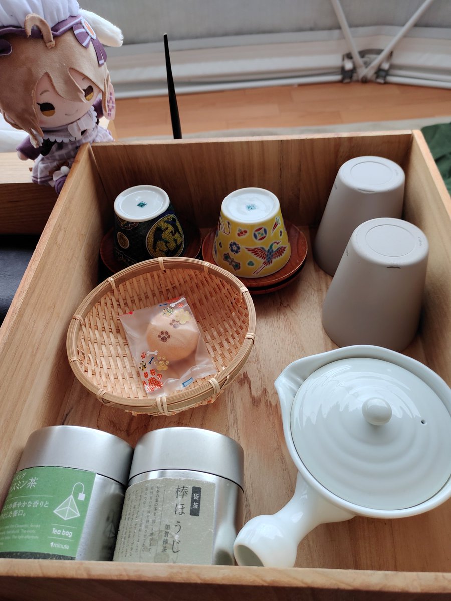 sayamiya337's tweet photo. ねるちゃんコラボ宿泊プランのお部屋っ！
雪月花っ！かっこいいっ！
外が見えるの最高に良いっ！
ベット3つのお部屋ひろいっ！！！(ごろごろごろごろっ
お茶にお茶請けまであるよっ！
ウォーターサーバー付きっ！！
#はねるグランピング　#GLAMHIDE https://t.co/wWPa3zSKsI