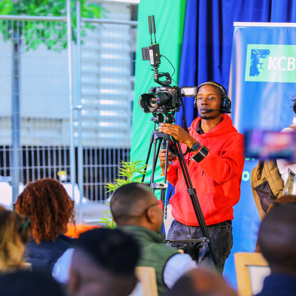 TekPS's tweet image. Behind every great event, there’s a team making sure the story is told 📸🎬. Shoutout to the amazing media crew bringing us all the action! @_sir_tony
#EventCoverage #MediaTeam #WeAreTek #BehindTheScenes #KCB #Storytelling