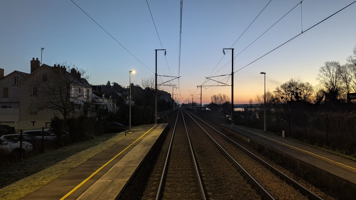 Ce rare moment où tu sais que tu vas enfin apercevoir le soleil 😎
Photo prise au cours d'un arrêt a Mauves sur Loire. 
<a href="/TERPays2LaLoire/">TER Pays de la Loire</a>