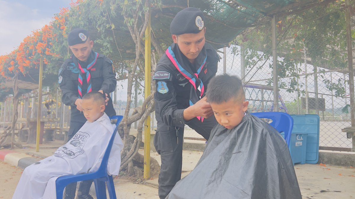 army_greenbrain's tweet photo. "Army Barber Delivery"  พี่ทหารบริการตัดผมฟรีให้กับน้องนักเรียน ช่วยลดภาระค่าใช้จ่ายให้กับผู้ปกครอง
หน่วย: กกล.ผาเมือง โดย ฉก.ทพ.32
ณ: รร.บ้านน้ำจวง ม.13 ต.บ่อภาค อ.ชาติตระการ จ.พิษณุโลก
#ทหาร https://t.co/R2MarIHcZj