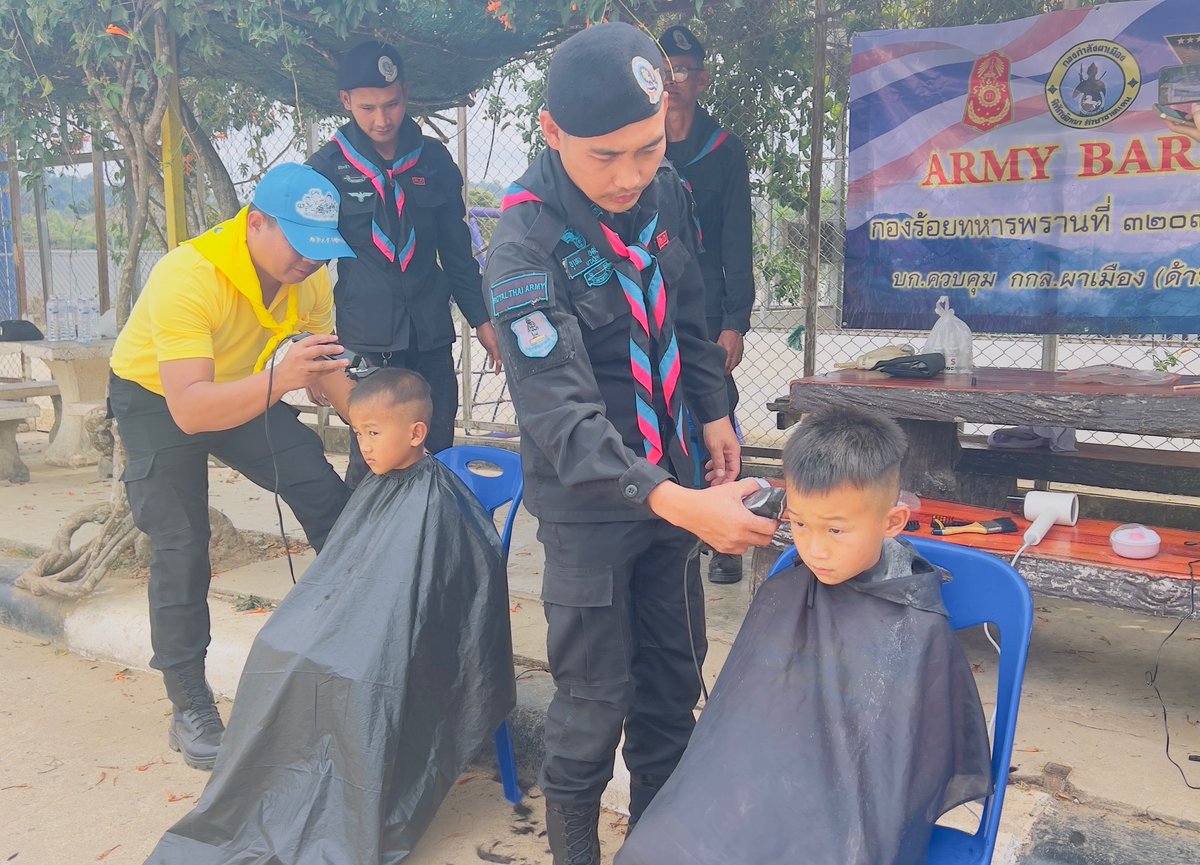 army_greenbrain's tweet photo. "Army Barber Delivery"  พี่ทหารบริการตัดผมฟรีให้กับน้องนักเรียน ช่วยลดภาระค่าใช้จ่ายให้กับผู้ปกครอง
หน่วย: กกล.ผาเมือง โดย ฉก.ทพ.32
ณ: รร.บ้านน้ำจวง ม.13 ต.บ่อภาค อ.ชาติตระการ จ.พิษณุโลก
#ทหาร https://t.co/R2MarIHcZj