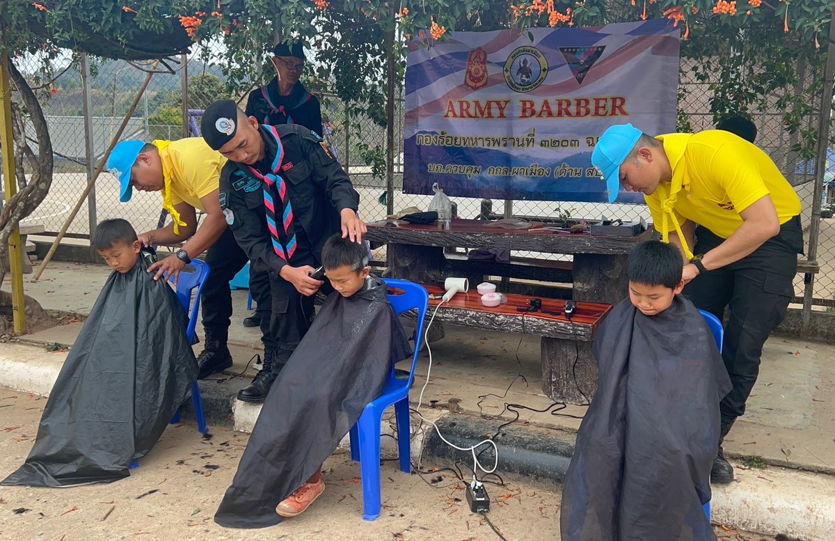 army_greenbrain's tweet photo. "Army Barber Delivery"  พี่ทหารบริการตัดผมฟรีให้กับน้องนักเรียน ช่วยลดภาระค่าใช้จ่ายให้กับผู้ปกครอง
หน่วย: กกล.ผาเมือง โดย ฉก.ทพ.32
ณ: รร.บ้านน้ำจวง ม.13 ต.บ่อภาค อ.ชาติตระการ จ.พิษณุโลก
#ทหาร https://t.co/R2MarIHcZj