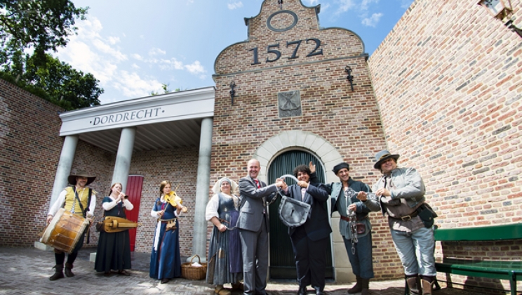 Wist je dat Madurodam in 2015 begon met het toevoegen van indoorattracties? Zo opende het Hof van Nederland dat jaar haar deuren, waar je een spannend verhaal beleeft over de Eerste Vrije Statenvergadering! 🇳🇱 #Madurodam #Attractiepark