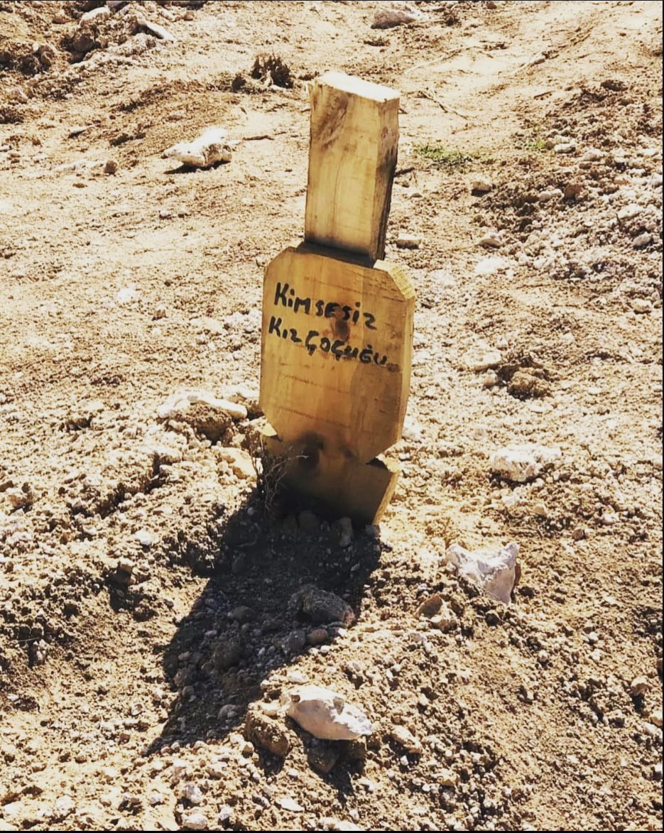 Gölgesi toprağa düşen tahta parçasına “Kimsesiz kız çocuğu” yazmışlar. O kimsesiz değildi ki; annesi vardı, babası vardı, gülüşü duvarlarında yankılanan bir yuvası vardı. Sonra deprem oldu… Sahip çıkanı olmadığı için “kimsesiz” diye karaladılar üstünü! 

Unutulmasın! 

#6Şubat