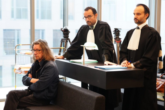 Dat een rechtbank moet oordelen of Herman Brusselmans een "vulkaan van Jodenhaat" is of gewoon een satirisch columnist, is triest. Satire kan schuren en soms onnodig kwetsen, maar mag juridisch niet strafbaar zijn. Schrijvers moeten vrij kunnen blijven schrijven.
