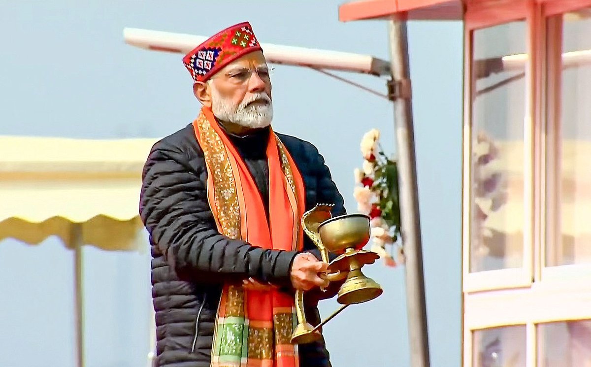 त्वमेव मूलप्रकृतिस्त्वं हि नारायणः प्रभुः। 
गङ्गे त्वं परमात्मा च शिवस्तुभ्यं नमो नमः॥

आदरणीय प्रधानमंत्री श्री <a href="/narendramodi/">Narendra Modi</a> जी ने भारत की जीवन रेखा, अध्यात्म और संस्कृति की सनातन स्रोत माँ गंगा की विधि-विधान से पूजा-अर्चना कर समस्त देश वासियों के सुख, शांति और समृद्धि की कामना