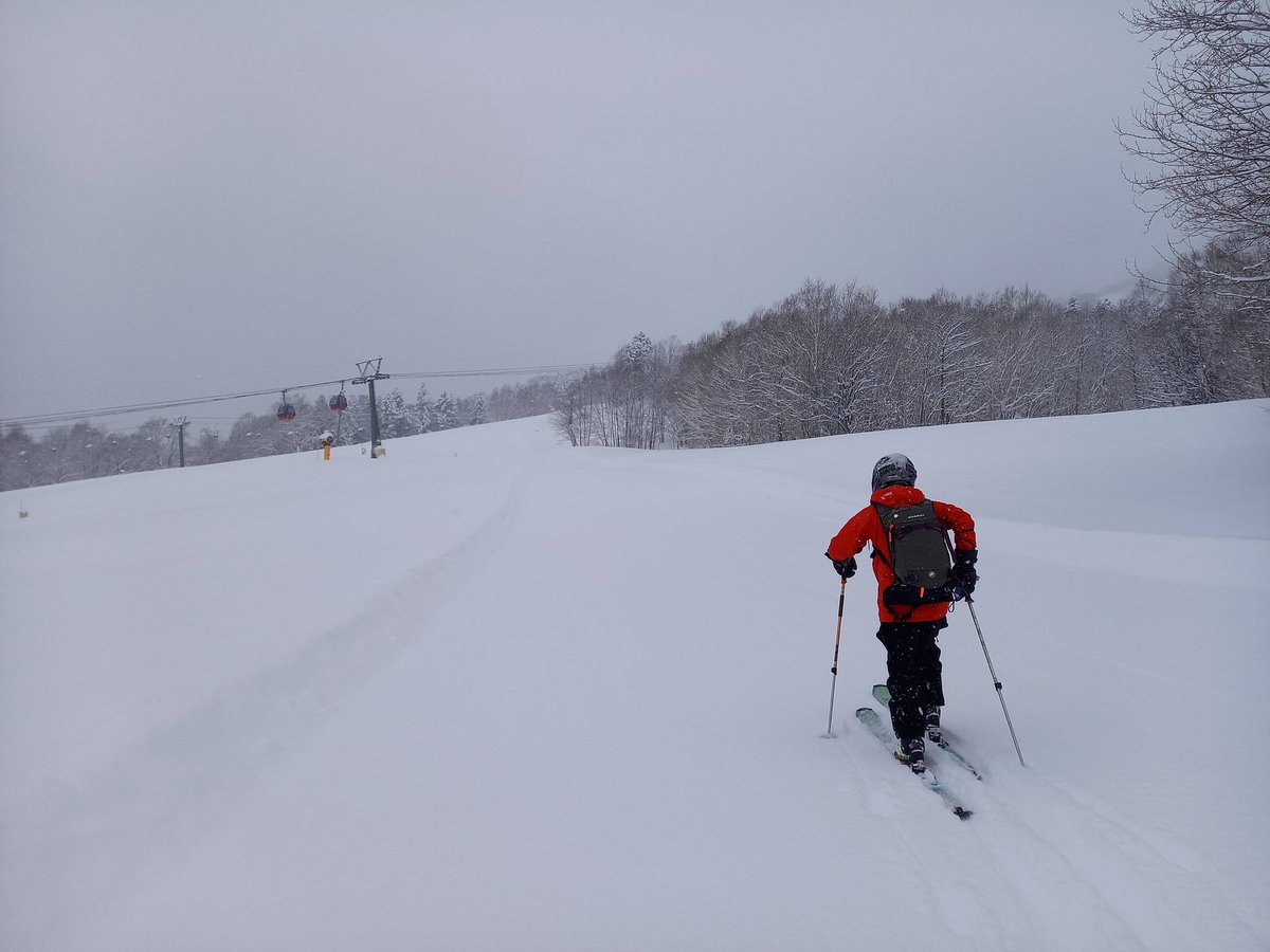 Cazetiers3's tweet photo. 大雪の影響なのか、サホロスキー場のゴンドラ運行が遅れて長蛇の列。並ぶのがやなので、シール付けて、深雪のゲレンデへ❗ https://t.co/2wDppdb6Yl