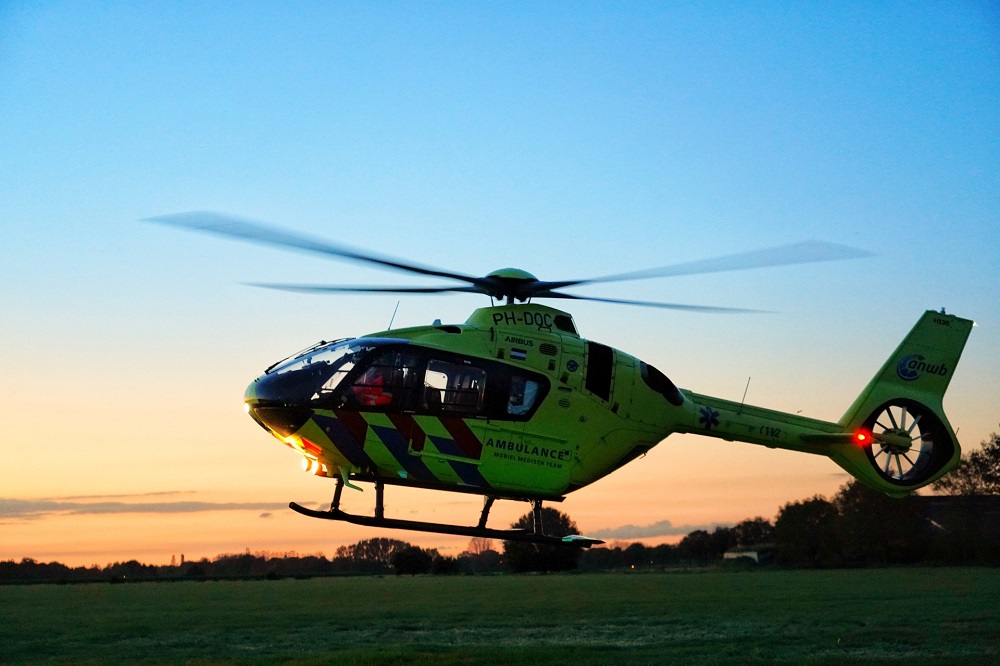 Auto botst hard tegen boom: bestuurder overleden