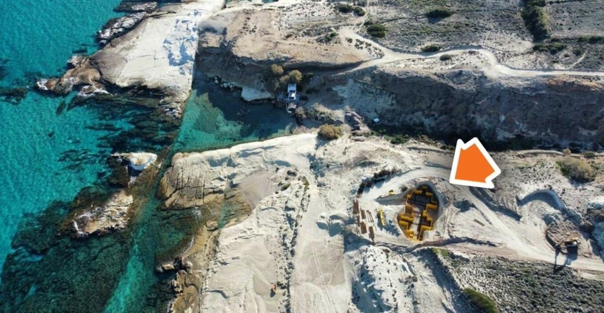 Μπηκαν μπουλντόζες στο σαρακήνικο στη Μήλο; 
θα χτίσουν 5αστερο... 
Ποιος έχει δώσει άδεια για τέτοιο τερατούργημα; Εντωμεταξύ πήραν και φωτιά τα μηχανήματα τώρα που όλος ο κόσμος ασχολείται με σεισμούς και τα τέμπη; ποση σαπίλα πια σε αυτή τη χώρα;