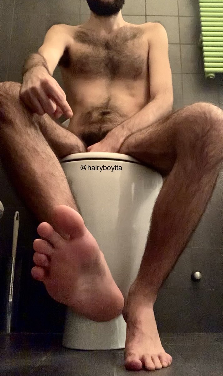 > Fai il bravo, mettiti a 4 zampe e lecca bene, cane 🦶🚽 

> Be good, get on all fours and start licking, you dog 🦶🚽

#feet #footfetish #fetish #legs #hairy #armpits #toilet #findom #cashmaster #cashpig #cashcock #send #serve #obey #domination #humiliation