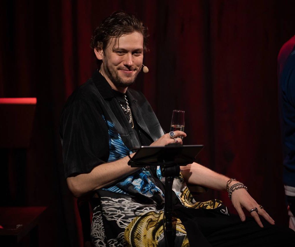 маленький антон ещё не подозревает, как сильно он изменит жизни многих людей в 2016 году 

а большой антон поднимает этот бокал, наполненный яблочным соком, и за себя, и за вас!🥂

с днём рождения💗🤧