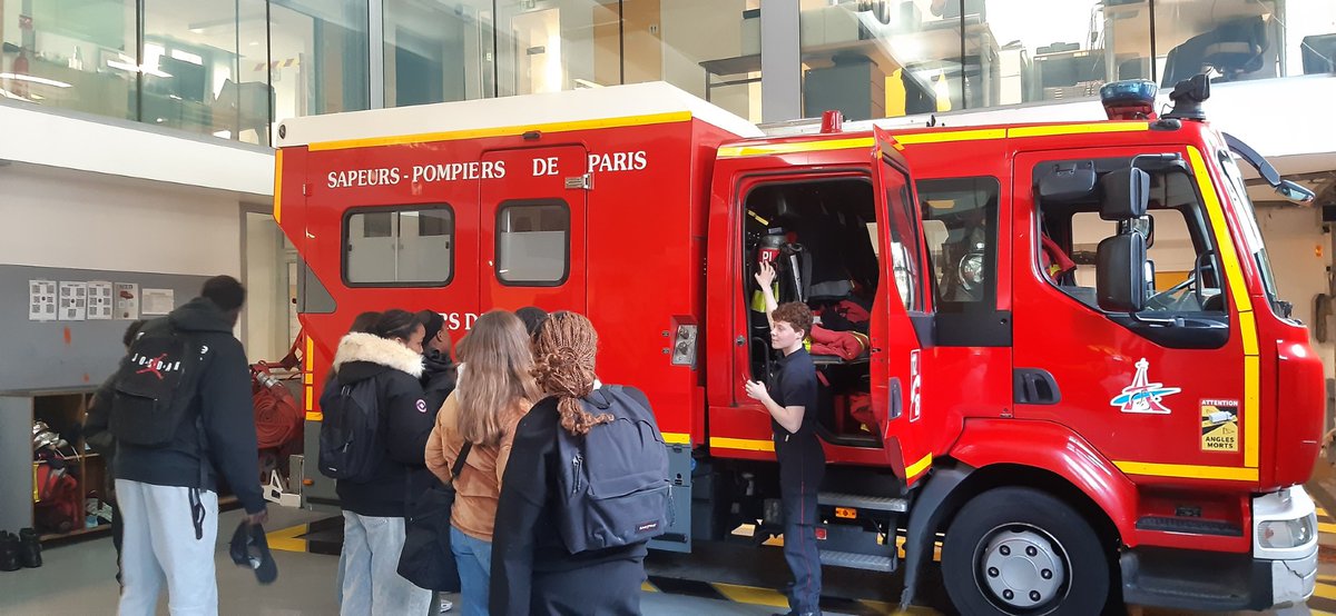 La classe défense en visite à la BSPP Plaisance : les élèves ont assisté au rassemblement de l'après-midi, à l'exercice de la planche pour tous les pompiers, puis ont découvert le matériel 🔥