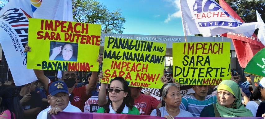 BayanMuna's tweet photo. Impeached na sa Kamara si VP Duterte, ituloy na dapat sa Senado! 

Nagtipon sa labas ng House of Representatives ang mga mamamayan, kasama ang Bayan Muna para singilin ang administrasyong Marcos Jr. sa kawalang-aksyon upang panagutin ang katiwalian ng bise-presidente. Ngayong nanindigan na ang Mababang Kapulungan, Senado naman ang dapat kumilos! 

Naroon din si Bayan Muna chaiperson at 1st nominee Atty. Neri Colmenares na nananawagan para sa pagpapanagot kay VP Sara Duterte, at paniningil kay Presidente Marcos Jr. Ani dating Cong. Colmenares, na legal counsel ng impeachment complaint ng BAYAN - Bagong Alyansang Makabayan, 
sapat ang mga batayan para ituloy ang proseso ng impeachment at malaman ng taumbayan ang katotohanan kung paano ginastos ang ₱612 million confidential funds. 

Sigaw ng bayan, #ImpeachSaraDuterte! #MarcosSingilin! Wakasan ang korapsyon!