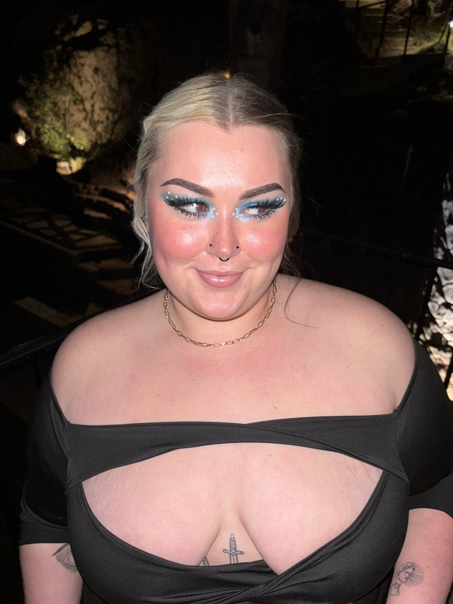 captainmolls's tweet photo. A woman this beautiful should not have to pay her rent https://t.co/a1dWgG9O6O