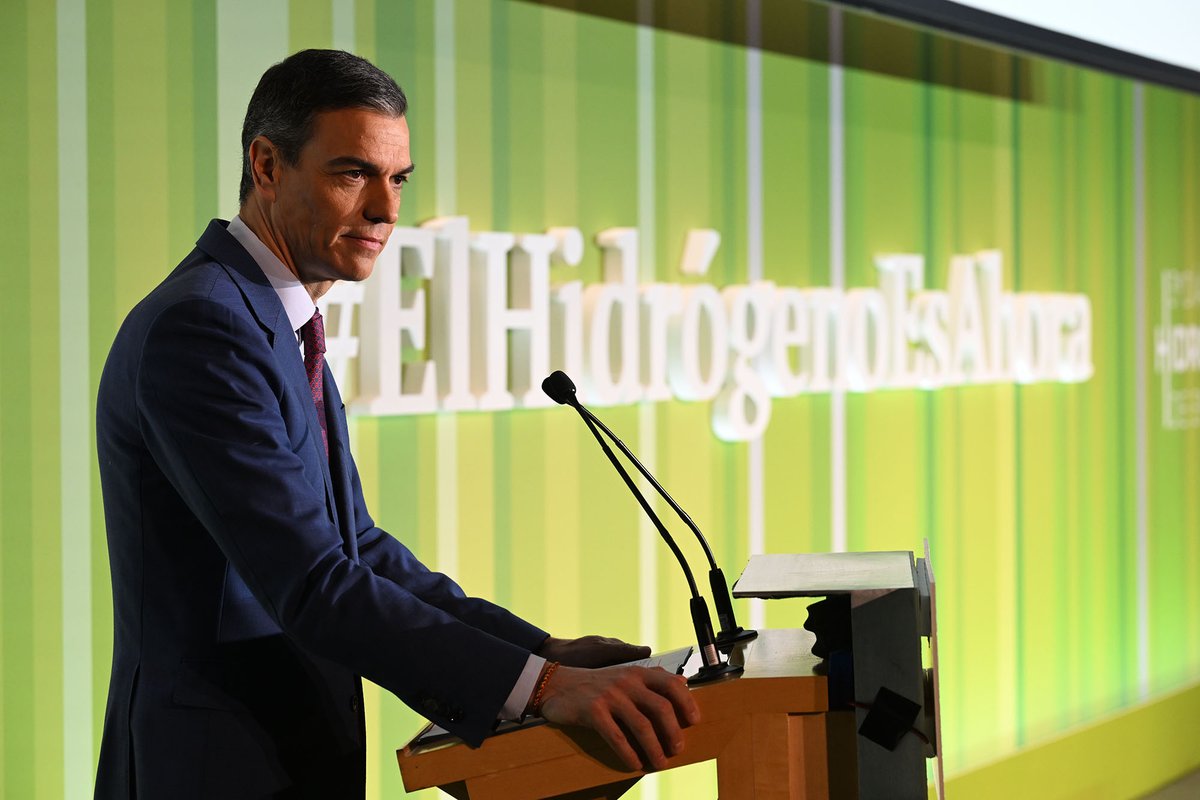 LucaAterini's tweet photo. Green, baby, green. Come la Spagna sta rilanciando l'economia puntando tutto sulle rinnovabili

Sanchez: «Abbiamo un'elettricità più economica del 30% rispetto a quella dei concorrenti europei, superando la nostra più grande debolezza competitiva»

https://t.co/j7oAlf8oMP https://t.co/XfprZFD8VU