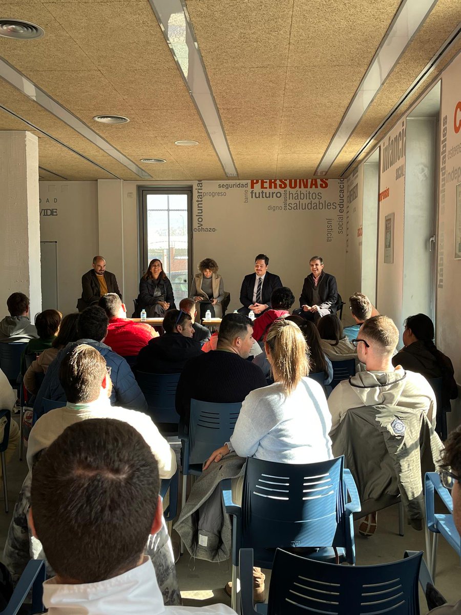 ppepelusev's tweet photo. Inaugurado el programa #Fevida organizado por la @fevidaupo . Enhorabuena a la universidad a su vicerrectora @lauragomezruiz1971 y las entidades @asocpazybien y @downsevilla . Seguimos trabajando por una Sevilla más inclusiva #DerechosSociales https://t.co/DZSdEydw5I