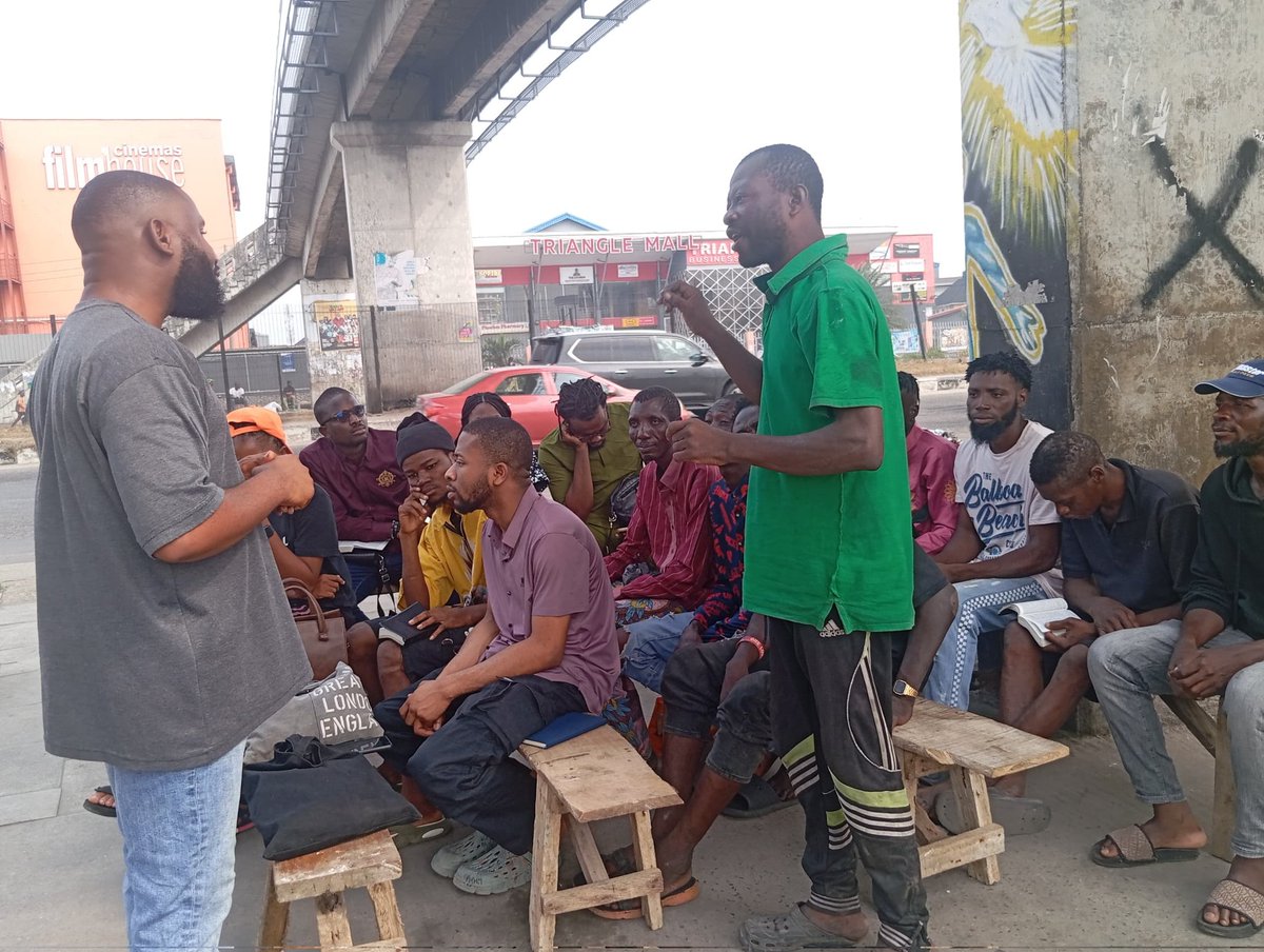 SpiricocoNg's tweet image. You probably know the person wearing grey addressing the people in this picture. 

That is Evangelist Mex, the pastor of the Church Under the Bridge. 

By the grace of God, he has been able to take the church to those who have been unchurched. 

Brethren, &apos;agberos&apos; are being…