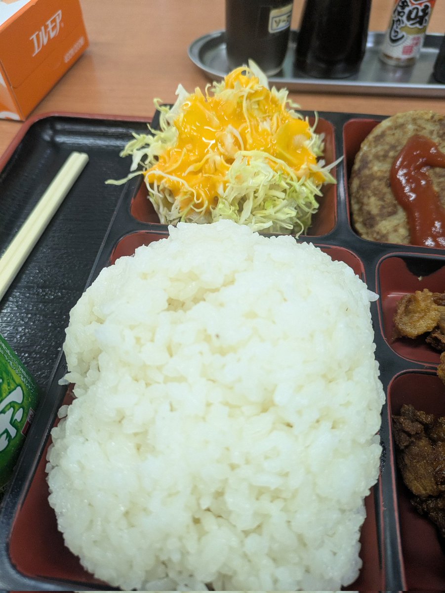 CrackersMoon's tweet photo. 久しぶりにあさチャンで昼ご飯をいただきました。
ご飯は小でしたが、ハンバーグは個人的に✗でした。 https://t.co/rEy0t76t95