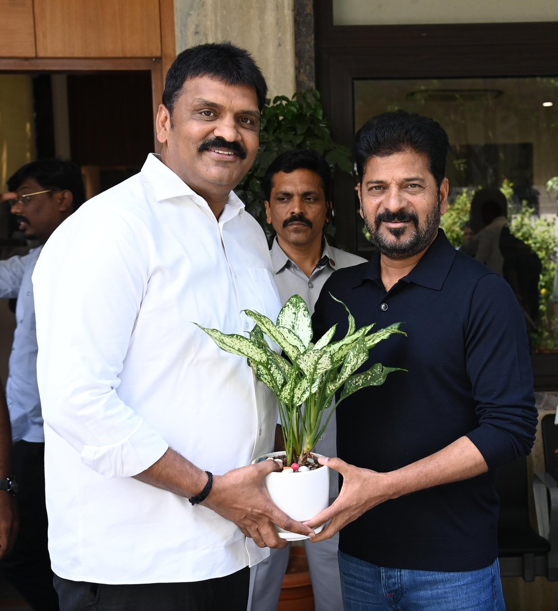 Dr. Bonthu Rammohan (@bonthurammohan) on Twitter photo బలహీన వర్గాలు, మైనారిటీల ఆకాంక్షలకు అనుగుణంగా సామాజిక, ఆర్థిక, విద్యా, ఉపాధి, రాజకీయ, కుల గణన (సమగ్ర ఇంటింటి కుటుంబ సర్వే 2024) సర్వేను విజయవంతంగా పూర్తి చేసి శాసనసభ ఆమోదించిన నేపథ్యంలో ముఖ్యమంత్రి <a href="/revanth_anumula/">Revanth Reddy</a> గారిని కలిసి కృతజ్ఞతలు మరియు అభినందనలు తెలియజేయడం జరిగింది. బలహీన వర్గాలు, మైనారిటీల ఆకాంక్షలకు అనుగుణంగా సామాజిక, ఆర్థిక, విద్యా, ఉపాధి, రాజకీయ, కుల గణన (సమగ్ర ఇంటింటి కుటుంబ సర్వే 2024) సర్వేను విజయవంతంగా పూర్తి చేసి శాసనసభ ఆమోదించిన నేపథ్యంలో ముఖ్యమంత్రి <a href="/revanth_anumula/">Revanth Reddy</a> గారిని కలిసి కృతజ్ఞతలు మరియు అభినందనలు తెలియజేయడం జరిగింది.