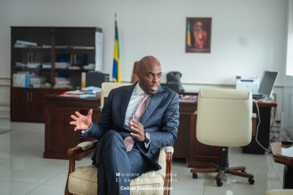 Dans le cadre des relations bilatérales entre le Gabon et la Suisse, le Ministre de l’Économie, M. Mark-Alexandre DOUMBA, a reçu en audience Son Excellence Chasper Sarott, Ambassadeur suisse auprès de la République Gabonaise. 

Lire plus : urlr.me/ztc8d3