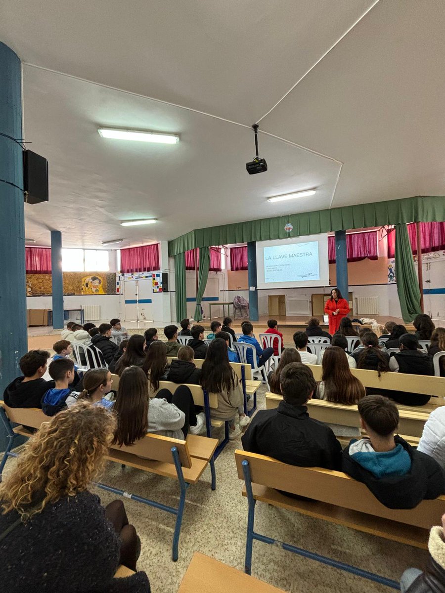 aprensajerez's tweet image. 🟣¡Continuamos con nuestro proyecto #LaLLaveMaestra #AlfabetizaciónMediática!

🏞️Estuvimos en #ArcosdelaFrontera en el IES Los Cabezuelos.

Analizamos y debatimos el tratamiento informativo sobre migraciones, periodismo ciudadano, redes sociales, cánones de belleza, influencers..