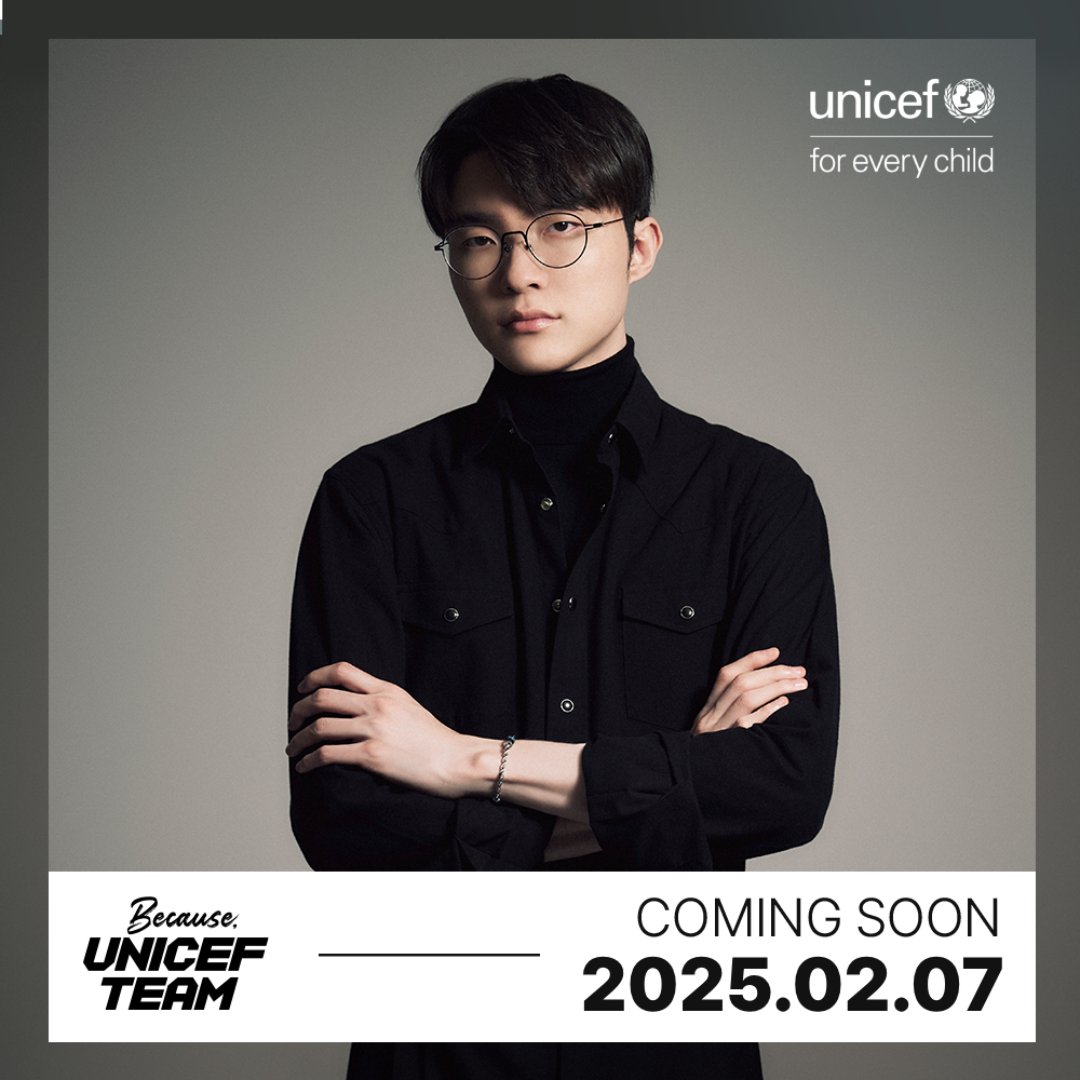 unicefkorea's tweet photo. 유니캐스터 #페이커 가 선택한
#유니세프팀팔찌 색상은?

💙 '피스 블루'
어린이를 위협하는 전쟁과 폭력에 반대하는 마음.

🖤 '프로미스 블랙'
전 세계 어린이 곁을 늘 지키겠다는 굳건한 약속.

2월 7일(금),
유니세프 한국위원회 홈페이지에서
유니캐스터 #페이커 의 미공개 컷과 정답을 확인해 ��세요.

-
Because, UNICEF TEAM
“유니세프 팀이라서 가능한 일“

#UNICEF #ForEveryChild #유니세프팀 #페이커 #Faker
#UNICEFTEAM #BecauseUNICEFTEAM
#유니세프 #유니세프팀팔찌