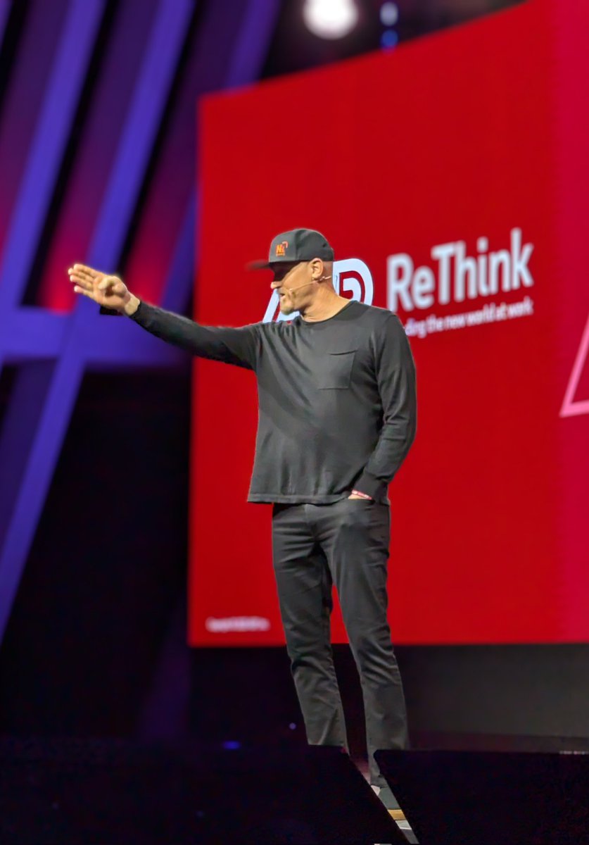 holgermu's tweet image. Next up it's @MickEbeling taking about .. #NotImpossible. In his app black traditional attire. #ADPReThink