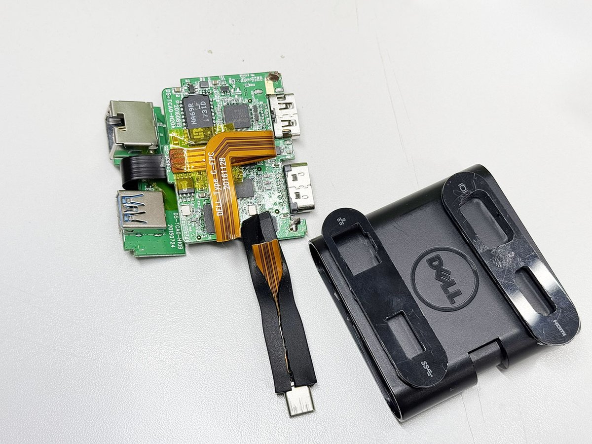 kashima8086's tweet photo. DELLのノーパソ用の Thunderboltアダプタ DA200がぶっ壊れたので解体してみた。
直付けのUSB-Cケーブルをチョキチョキしたら中のフィルム線が見事にぶっち切れてた。ケーブルねじ切れなくするのは多分難しいので、むしろ切れても簡単に交換して修理できるようにしておくべきかな。 https://t.co/qZYNuq2OwB
