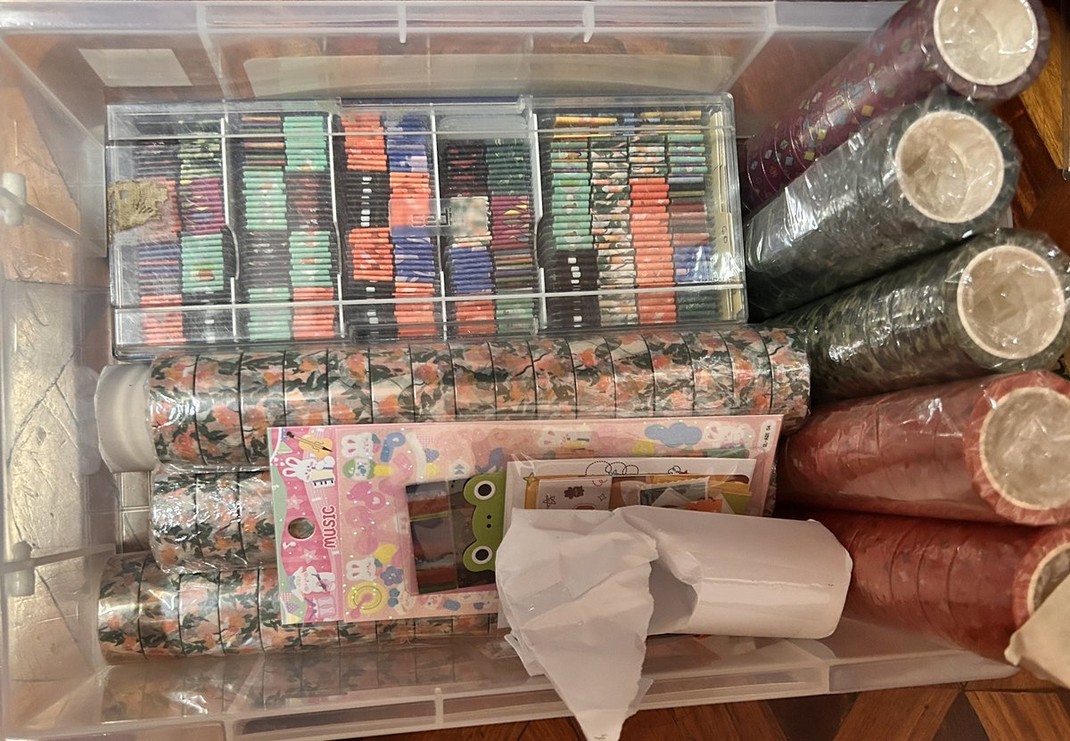 bangbangielida's tweet photo. DAY6 Manila Con Freebies! 🍀

✨Mga pang-dear diary, nakita ko si Sungjin (washi tapes and stickers)✨

Will be tweeting nasaan ako throughout the day and suot ko. Basta basta lang ako nagaabot dont worry! See youu!

#DAY6 #DAY6_3RD_WORLDTOUR_MANILA
#DAY6ForeverYoungInMNL https://t.co/cjjXMPCl9l