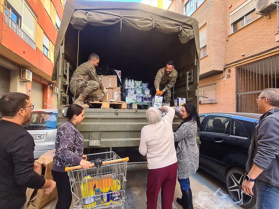FUTER_ET's tweet image. En #Benetússer (#Valencia), un particular cedió su local para que, junto a #voluntarios, el #RAAA73 del #MAAA reparta #ayudahumanitaria a quienes más la necesitan. Sin la ayuda de todos, esto no saldría adelante.
#SomostuEjercito