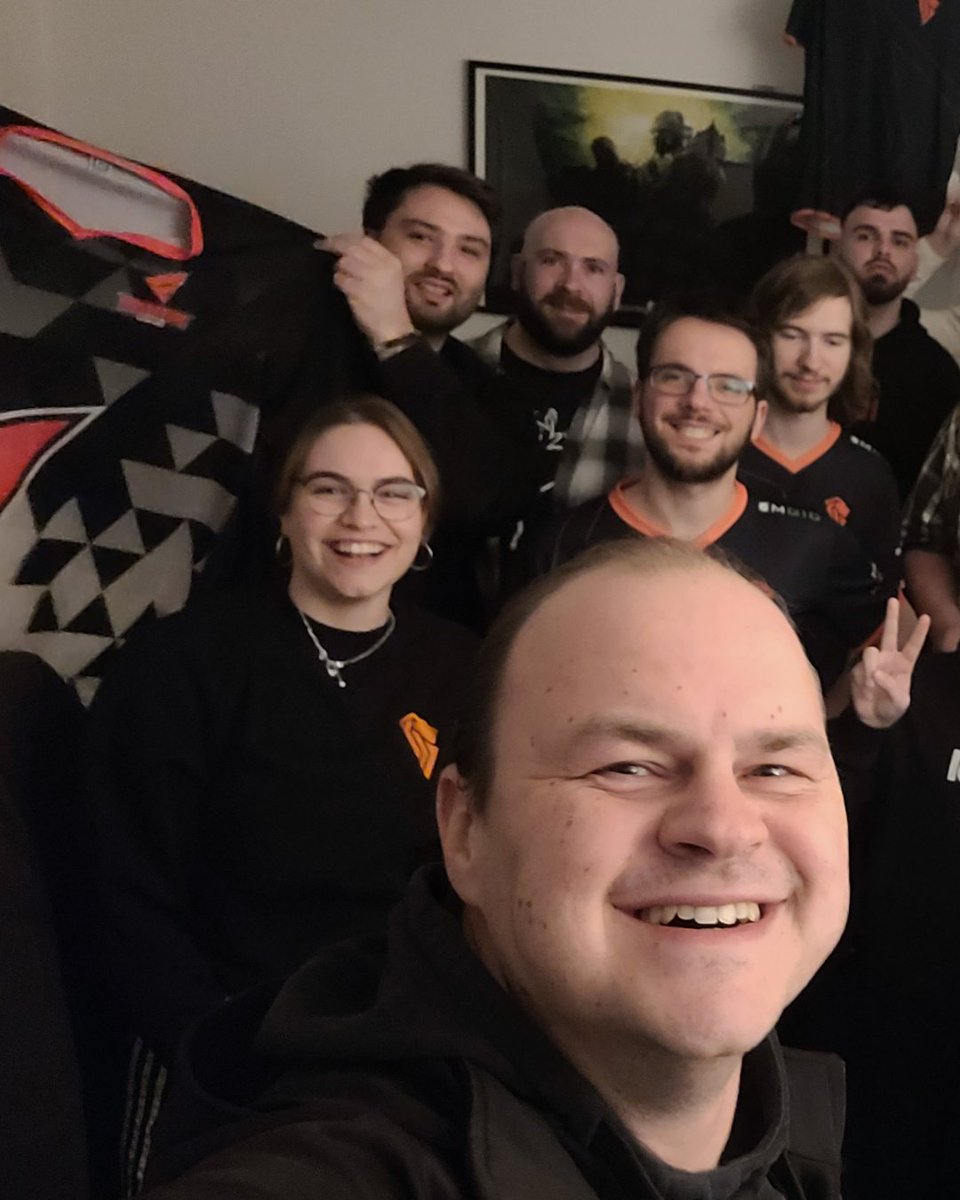 LeipzigeSports's tweet photo. THROWBACK  Wir hatten einen super Abend mit @berlinesports bei der Weihnachtsfeier von @magdeburgesports! Zusammen gezockt, Fußball geschaut und weihnachtliche Stimmung genossen. Danke für die Einladung!  
#LESGO #unitedbyesports #eventsinleipzig https://t.co/LdR0CBwpB3