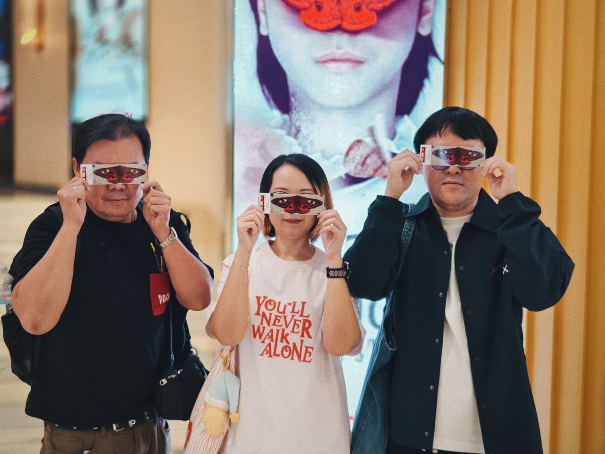 MStudioMovies's tweet image. ระวังตัวไว้ ผีเสื้อกลางคืน = สัญญาณปีศาจตื่น! 
รวมพลอินฟลู-คนดูหนัง ในรอบสื่อ Devils Stay ปีศาจปรสิต 

ผลงานจากสตูดิโอผู้สร้าง Exhuma เด็กสาวตกเป็นร่างพาหะปีศาจ มีเพียงพ่อ และบาทหลวงเท่านั้นที่จะยับยั้งแผนการร้ายได้ ก่อนที่มันจะฟื้นคืนชีพ

#DevilsStay #ปีศาจปรสิต
6 กุมภาพันธ์นี้