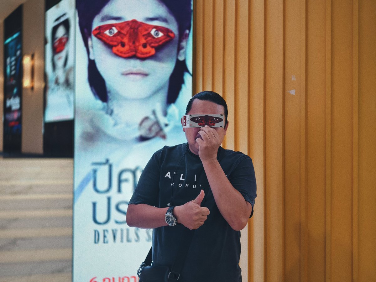 MStudioMovies's tweet image. ระวังตัวไว้ ผีเสื้อกลางคืน = สัญญาณปีศาจตื่น! 
รวมพลอินฟลู-คนดูหนัง ในรอบสื่อ Devils Stay ปีศาจปรสิต 

ผลงานจากสตูดิโอผู้สร้าง Exhuma เด็กสาวตกเป็นร่างพาหะปีศาจ มีเพียงพ่อ และบาทหลวงเท่านั้นที่จะยับยั้งแผนการร้ายได้ ก่อนที่มันจะฟื้นคืนชีพ

#DevilsStay #ปีศาจปรสิต
6 กุมภาพันธ์นี้