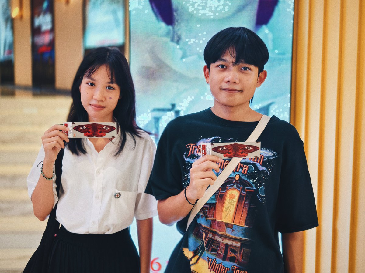 MStudioMovies's tweet image. ระวังตัวไว้ ผีเสื้อกลางคืน = สัญญาณปีศาจตื่น! 
รวมพลอินฟลู-คนดูหนัง ในรอบสื่อ Devils Stay ปีศาจปรสิต 

ผลงานจากสตูดิโอผู้สร้าง Exhuma เด็กสาวตกเป็นร่างพาหะปีศาจ มีเพียงพ่อ และบาทหลวงเท่านั้นที่จะยับยั้งแผนการร้ายได้ ก่อนที่มันจะฟื้นคืนชีพ

#DevilsStay #ปีศาจปรสิต
6 กุมภาพันธ์นี้