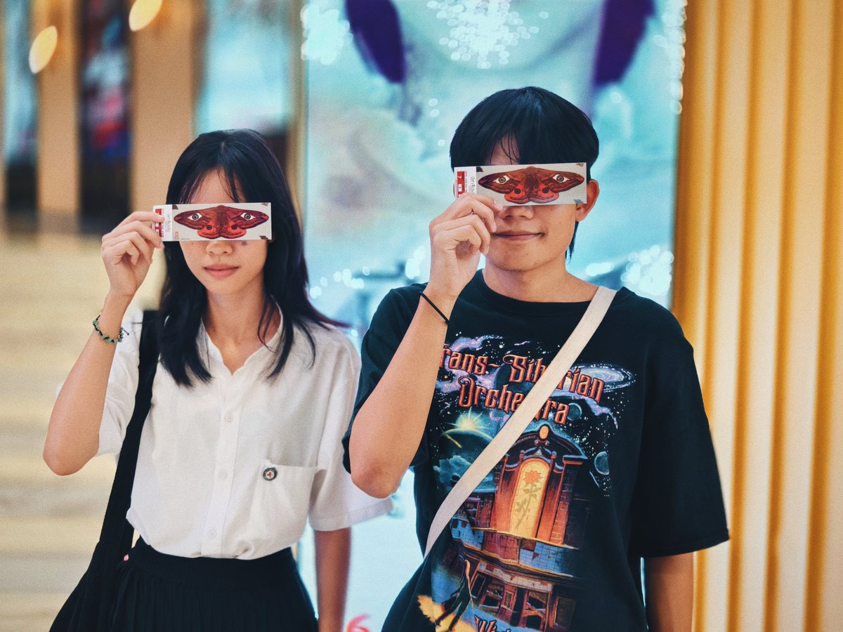 MStudioMovies's tweet image. ระวังตัวไว้ ผีเสื้อกลางคืน = สัญญาณปีศาจตื่น! 
รวมพลอินฟลู-คนดูหนัง ในรอบสื่อ Devils Stay ปีศาจปรสิต 

ผลงานจากสตูดิโอผู้สร้าง Exhuma เด็กสาวตกเป็นร่างพาหะปีศาจ มีเพียงพ่อ และบาทหลวงเท่านั้นที่จะยับยั้งแผนการร้ายได้ ก่อนที่มันจะฟื้นคืนชีพ

#DevilsStay #ปีศาจปรสิต
6 กุมภาพันธ์นี้