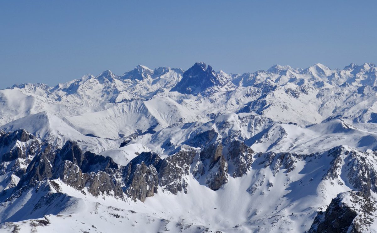 Pirinio zuriak , egun ikusgarri batean , Chinebral de Gamueta tontorretik