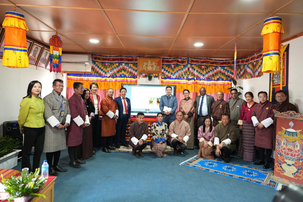FAOBhutan's tweet image. @FAODG and delegation visited the National Centre for Animal Health to witness FAO’s role in strengthening animal health systems in 🇧🇹. From tackling zoonotic diseases to boosting diagnostics for rabies and African swine fever, we’re building resilience together. 
#TecSupport