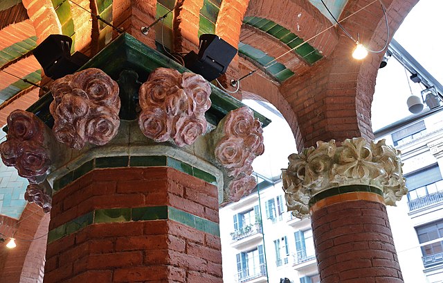 No les hem comptat mai, però ben segur que si comptéssim totes les flors que decoren els edificis modernistes de Barcelona el resultat seria… milers!

Només al Palau de la Música Catalana hi ha més de dues mil roses! 🌹