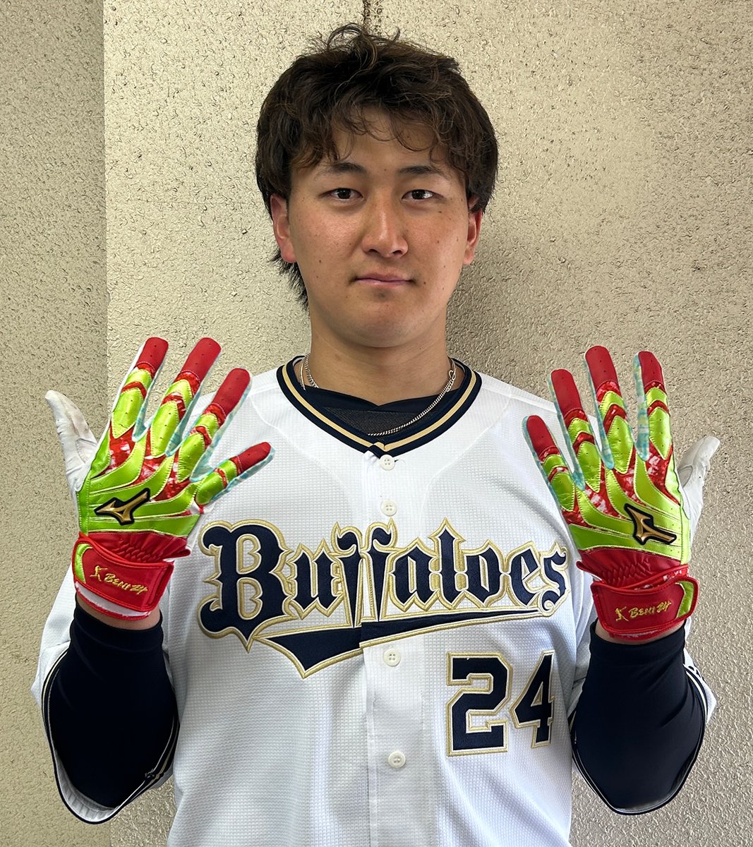 紅林弘太郎 選手の“紅”で彩ったアイテムをご紹介！ おなじみの手袋 