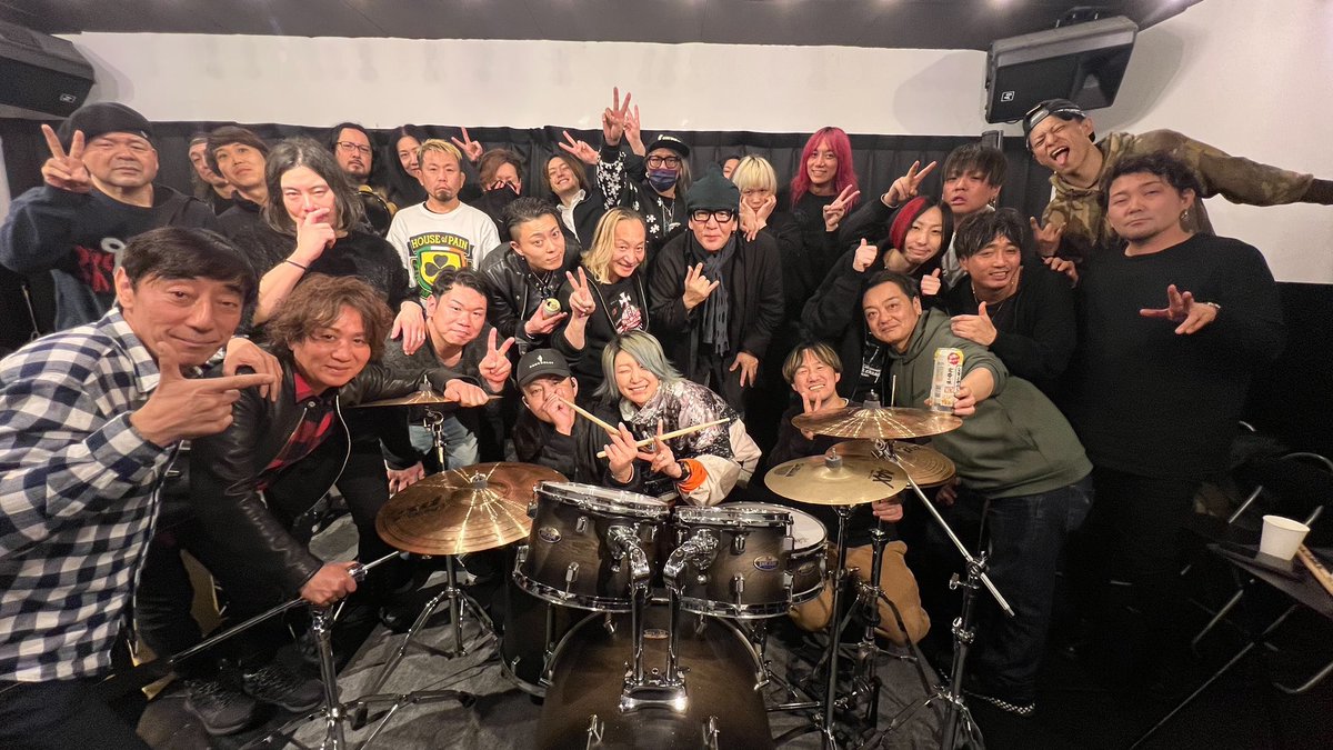 Sun_drums's tweet photo. という事で
2025ドラム会参加させて頂きましたぁ！

お酒に飲まれてしまって
集合写真……撮った記憶ないんですが、ちゃっかり写ってる……。
探してみてくださいw https://t.co/CibMKExhXg