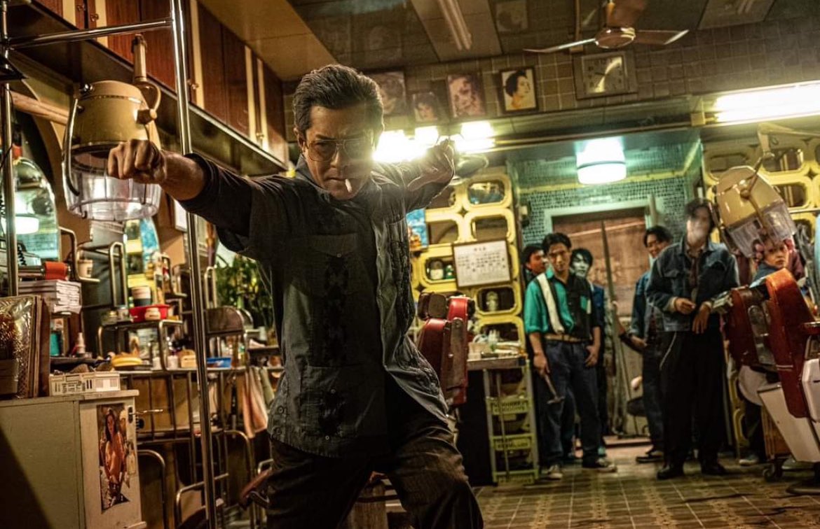 roro_filmaker's tweet photo. 『#トワイライト・ウォリアーズ 決戦！九龍城砦(2025)』

遅ればせながら観てきました。劇場満員でびっくり。「どうやって作ったのこれ…」と「これが観たかった！」が2時間続く、期待を大幅に上回る非常に心地良い作品。終盤凄すぎて笑ってしまった。やはりかっこいいおじさんが活躍する映画は良い。 https://t.co/3k8MZ7wFDc