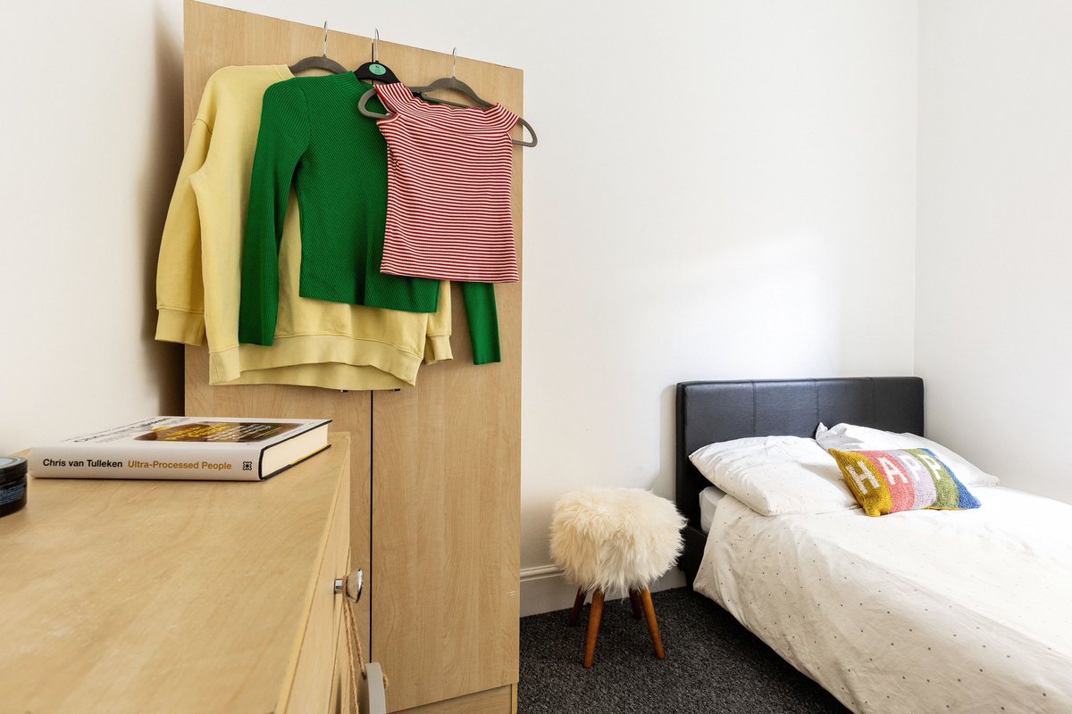EdgeStudentsHD1's tweet photo. 𝕋𝕙𝕖𝕤𝕖 𝕓𝕖𝕕𝕣𝕠𝕠𝕞𝕤 😍

All homes come as standard with double beds and modern furniture ✨

Get in contact to book your viewings 😊

#studentaccommodation
#studenthomes
#huddersfield https://t.co/QcULoQAGvy